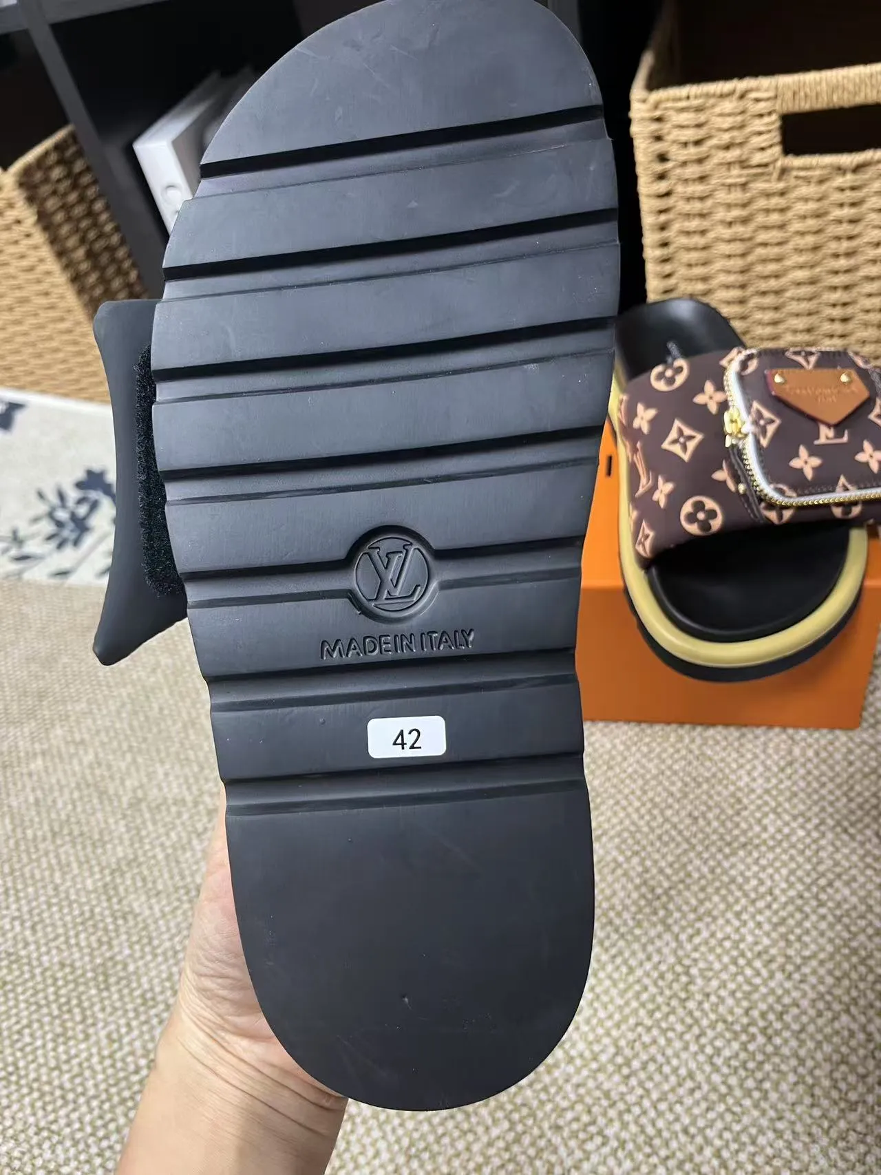 P380 yuan LV Louis Vuitton Full of high-end feel! A popular model among bloggers at home and abroad, it’s retro and fashionable, and looks stunning on your feet! Mainly recommended model on the official website★ ━━━━━ ЅᏇєєt ━━━━━ ▪️Upper: original calfskin ➕5D printing process ▪️Inner: imported mixed sheepskin ▪️Outsole: original molded foam outsole ▪️Size: Female 35-40 Men's 39-44 (women's 41 men's 45)